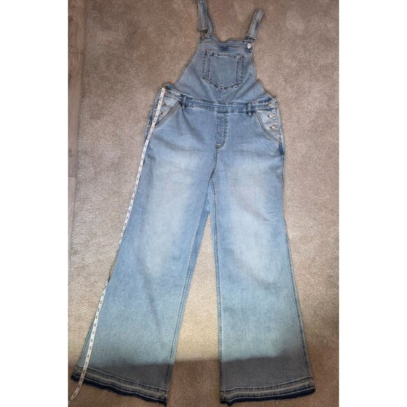 Vintage Style Light Wash Denim Overalls With Button Details & Front Pocket - Picture 7 of 11